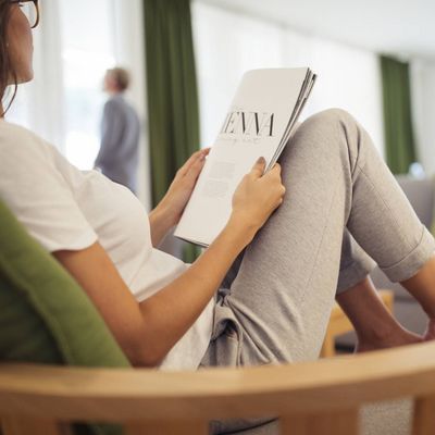 Frau mit Buch beim Entspannen